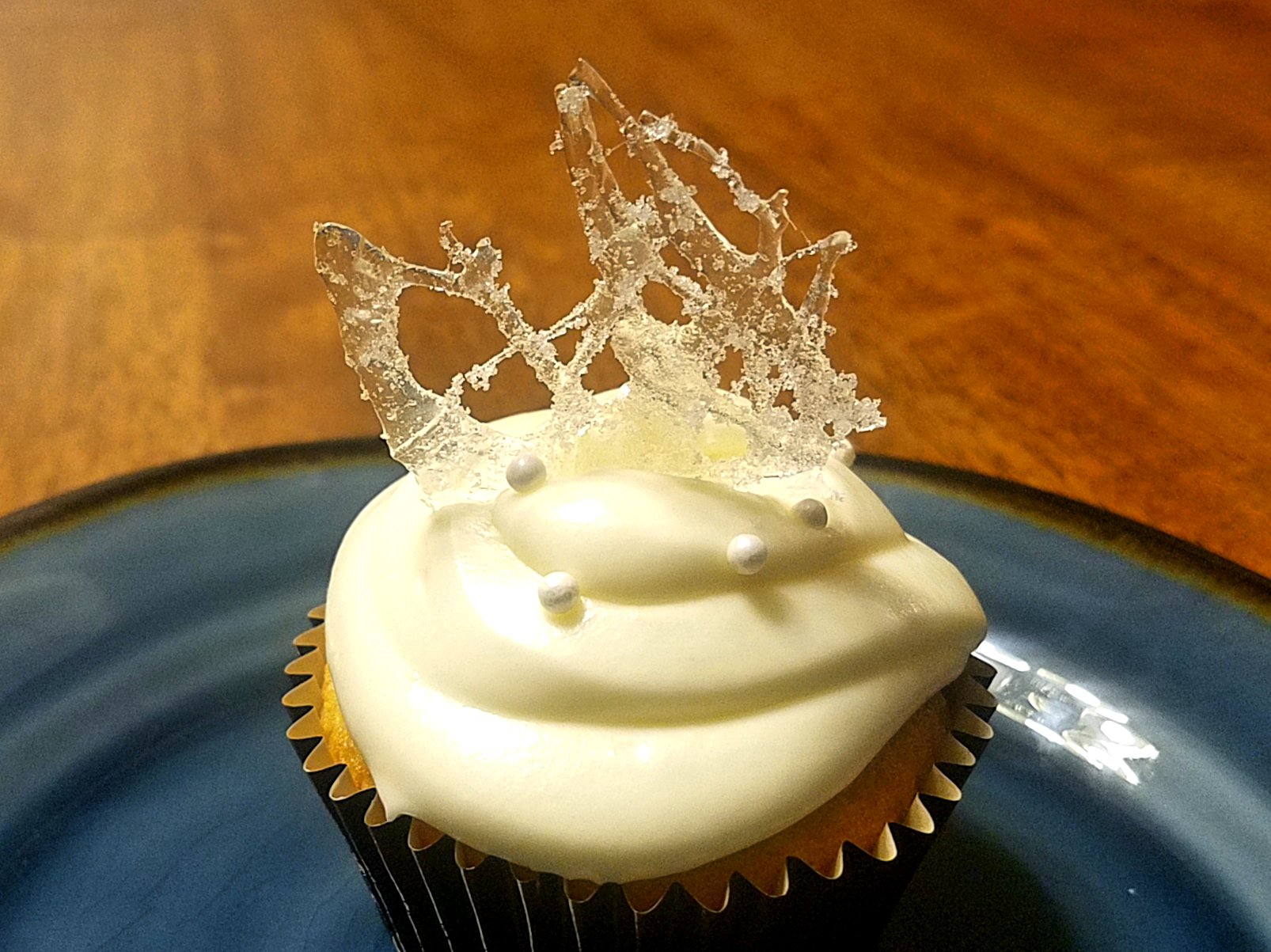 Lemon Pudding Cupcakes and lemon pudding frosting - insanely delicious, not too sweet with an enjoyably refreshing lemon taste. 